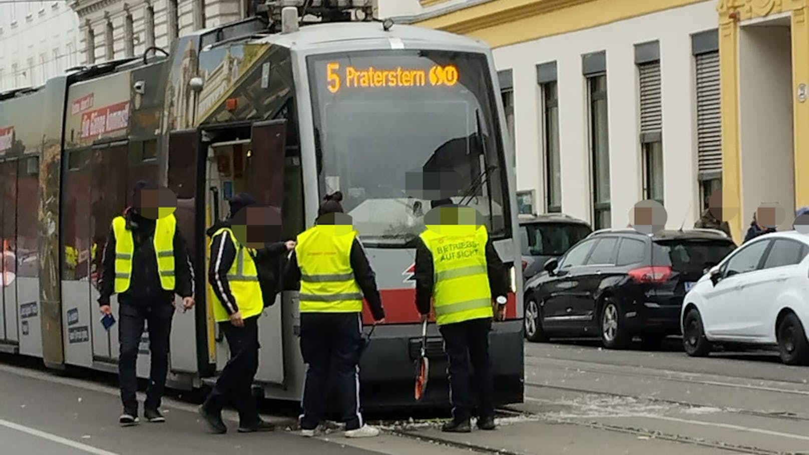 Unfall in der Spitalgasse. Kurzzeitig fielen am Mittwoch die Öffis aus.