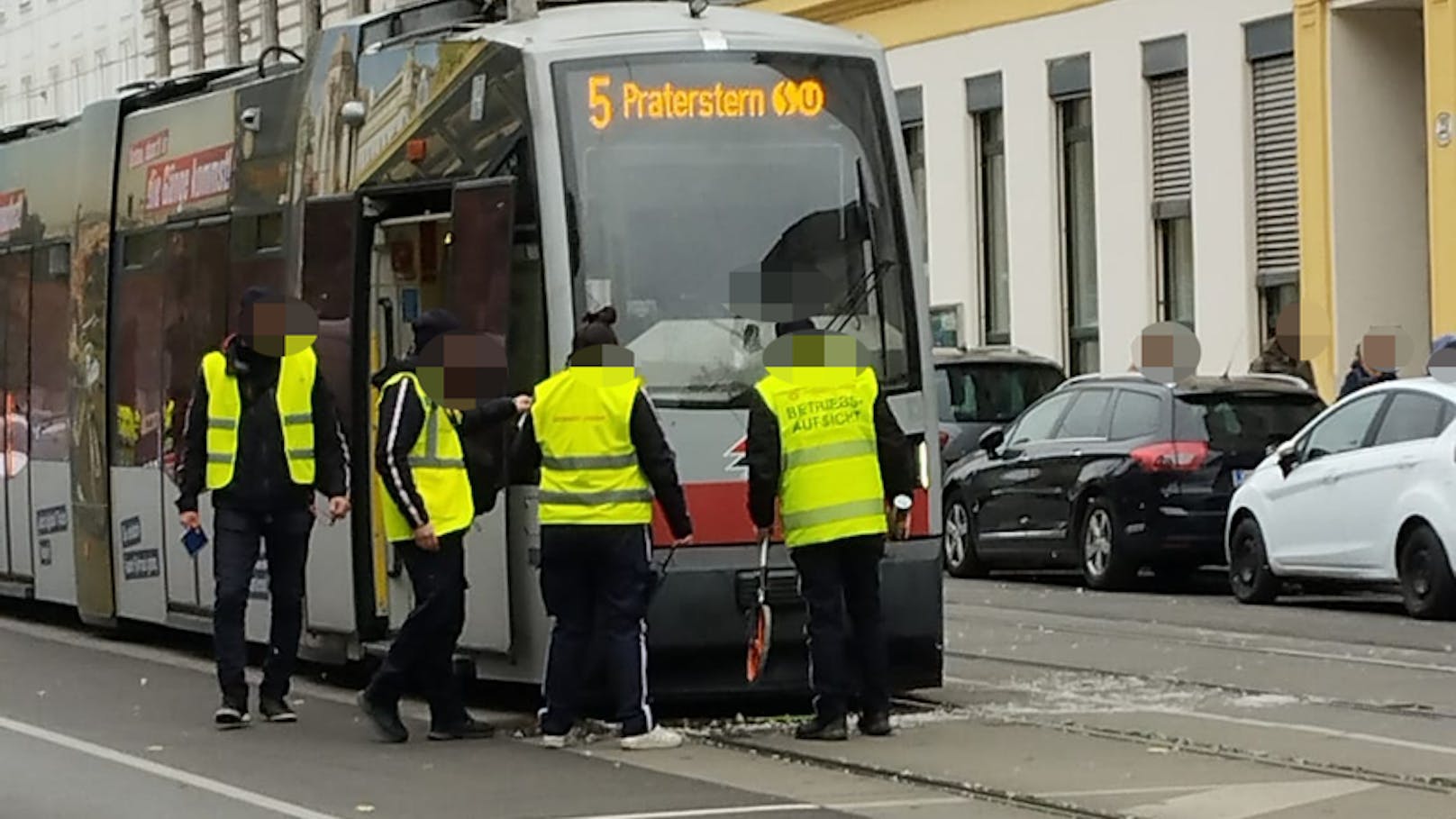 Radfahrerin von Bim erfasst, Ärzte kämpfen um ihr Leben