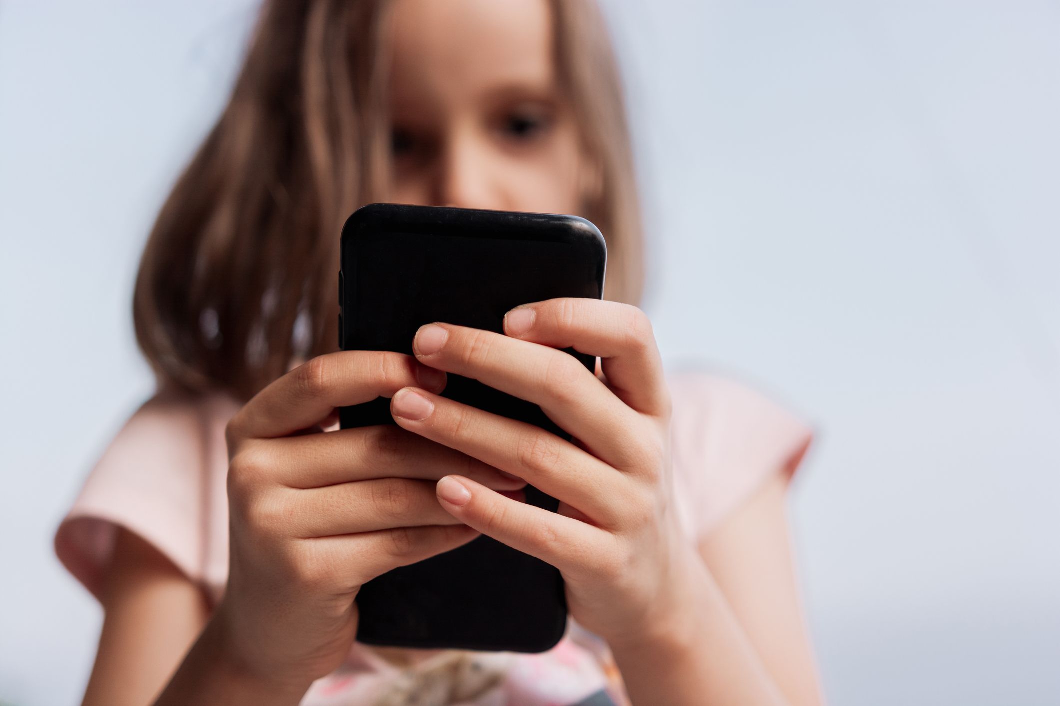 Schon die Jüngsten verbringen viel Zeit auf Social Media. (Symbolbild)