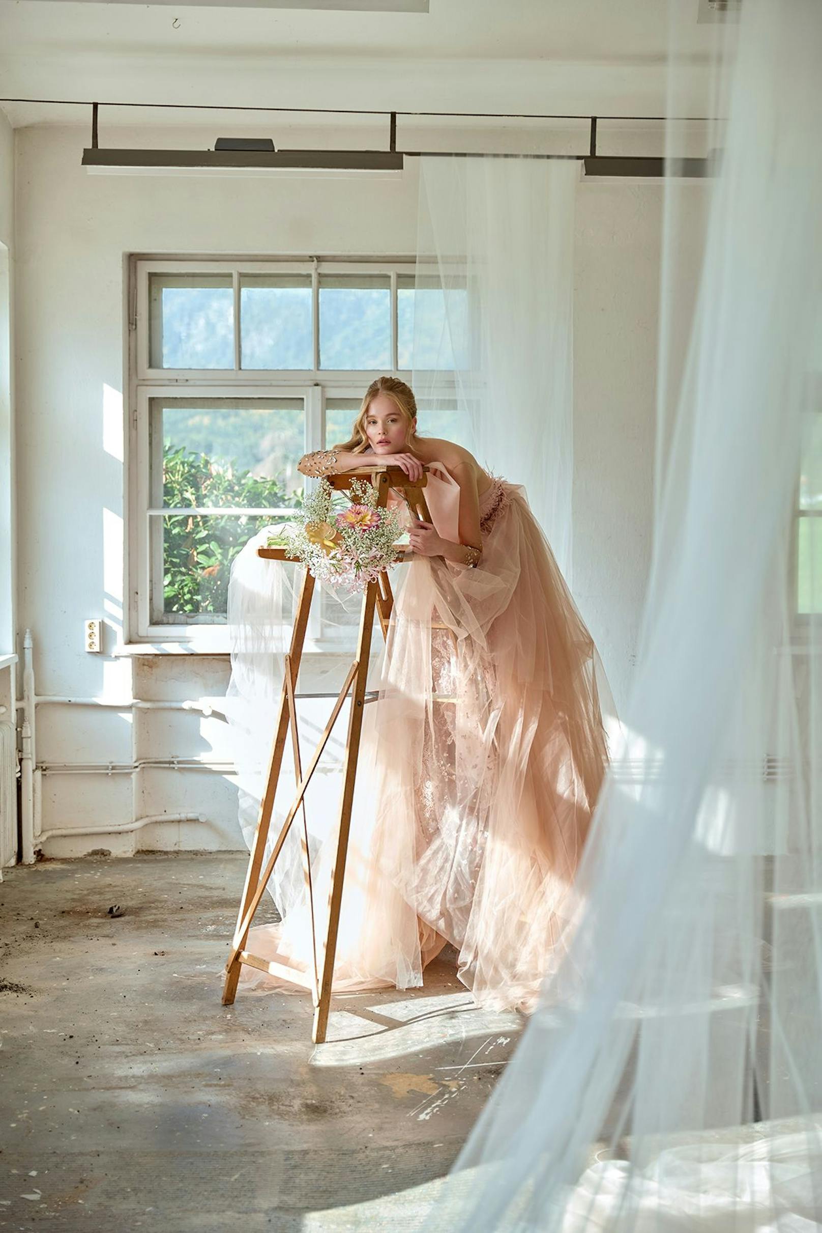 Traumhaft und feminin - die Kollektion "ZEITLOS" von Eva Poleschinski lässt die Herzen von Mode-Fans höher schlagen.