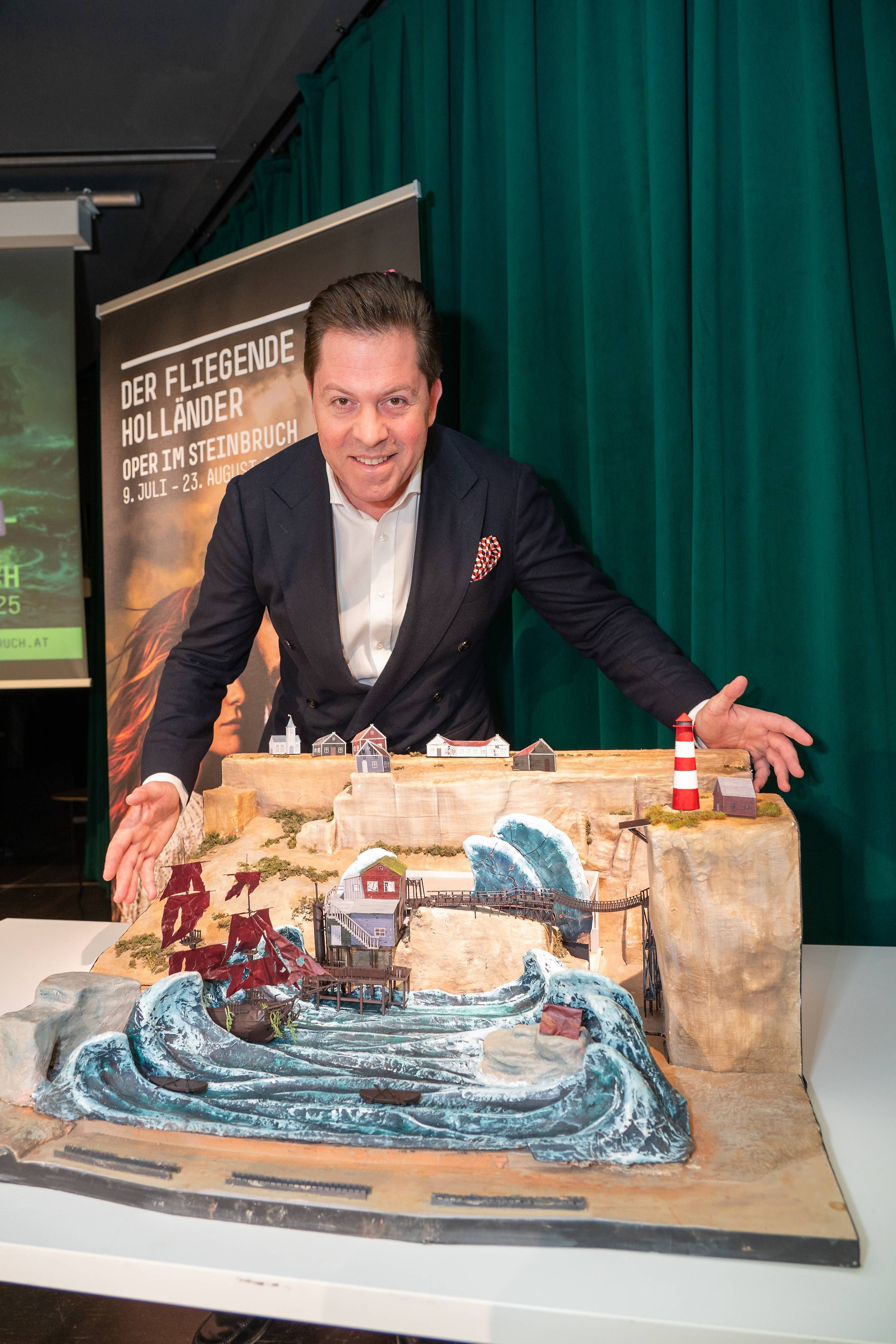 Daniel Serafin präsentierte stolz das Bühnenbild