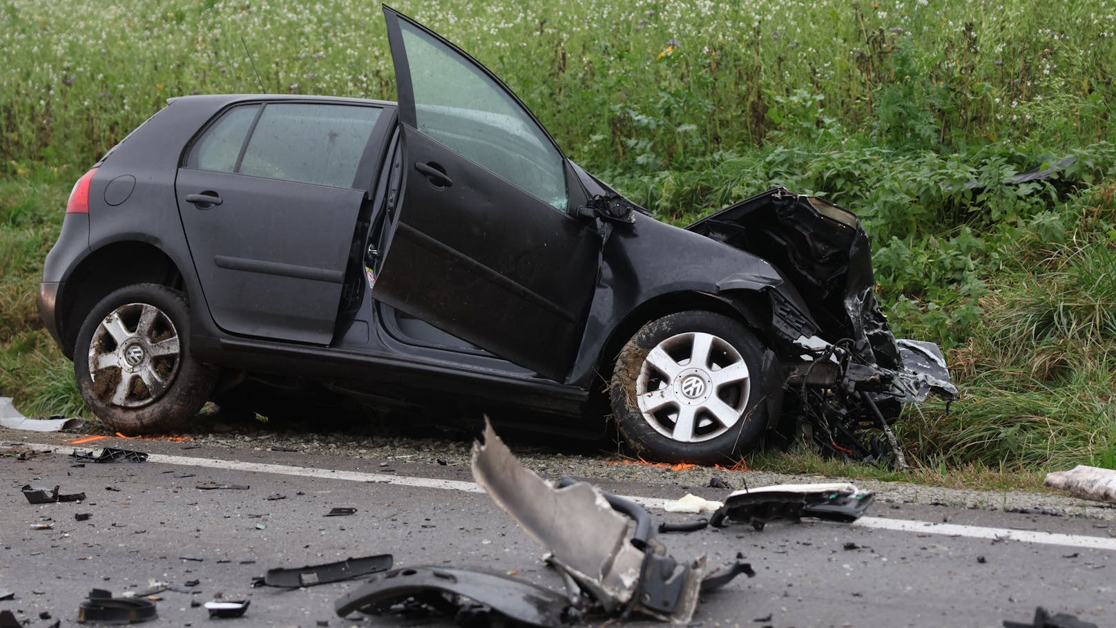 Autofahrer kracht frontal in Biertransporter und stirbt