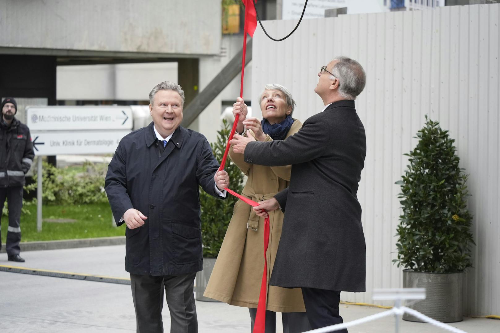 Enthüllt wurde "Die Medizin"-Fassade von Wiens Bürgermeister Michael Ludwig, Belvedere-Generaldirektorin Stella Rollig und MedUni-Wien-Rektor Markus Müller.