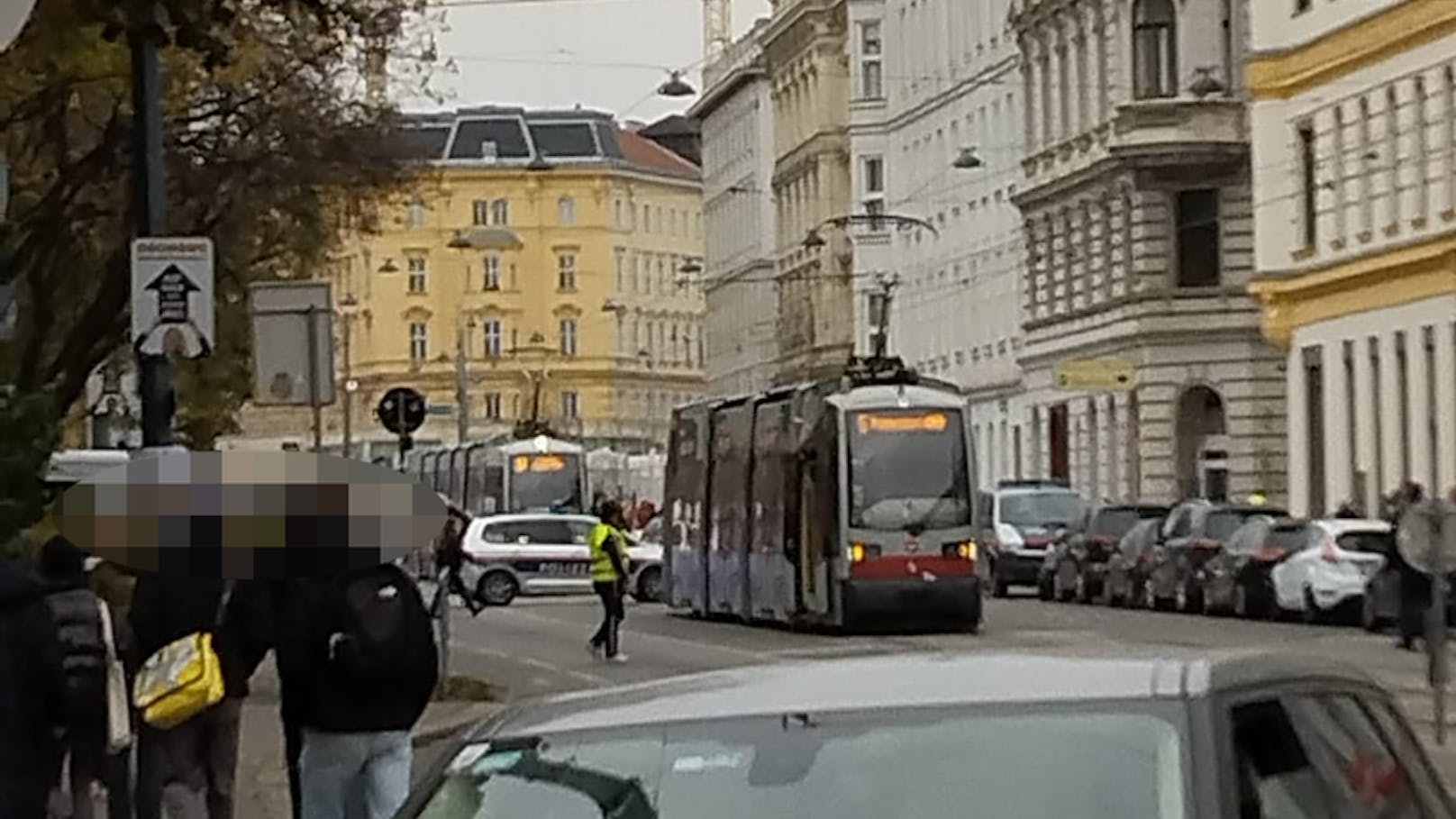 Unfall in der Spitalgasse. Kurzzeitig fielen am Mittwoch die Öffis aus.