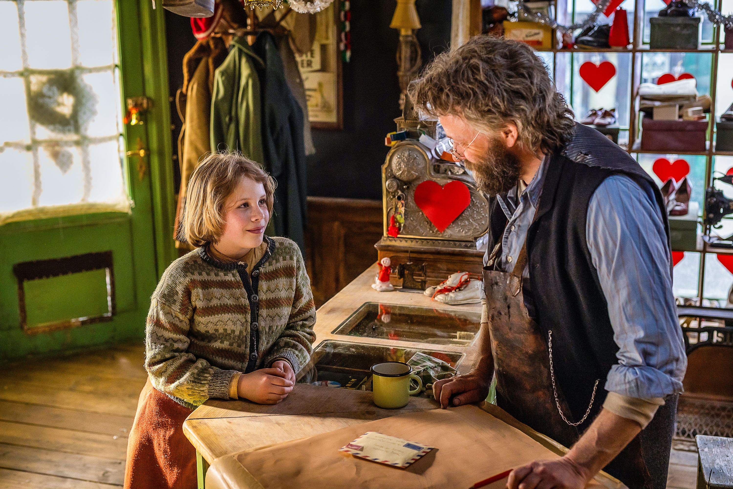 Stine (Kaya Ekerholt McCurley) und Andersen (Kare Conradi).