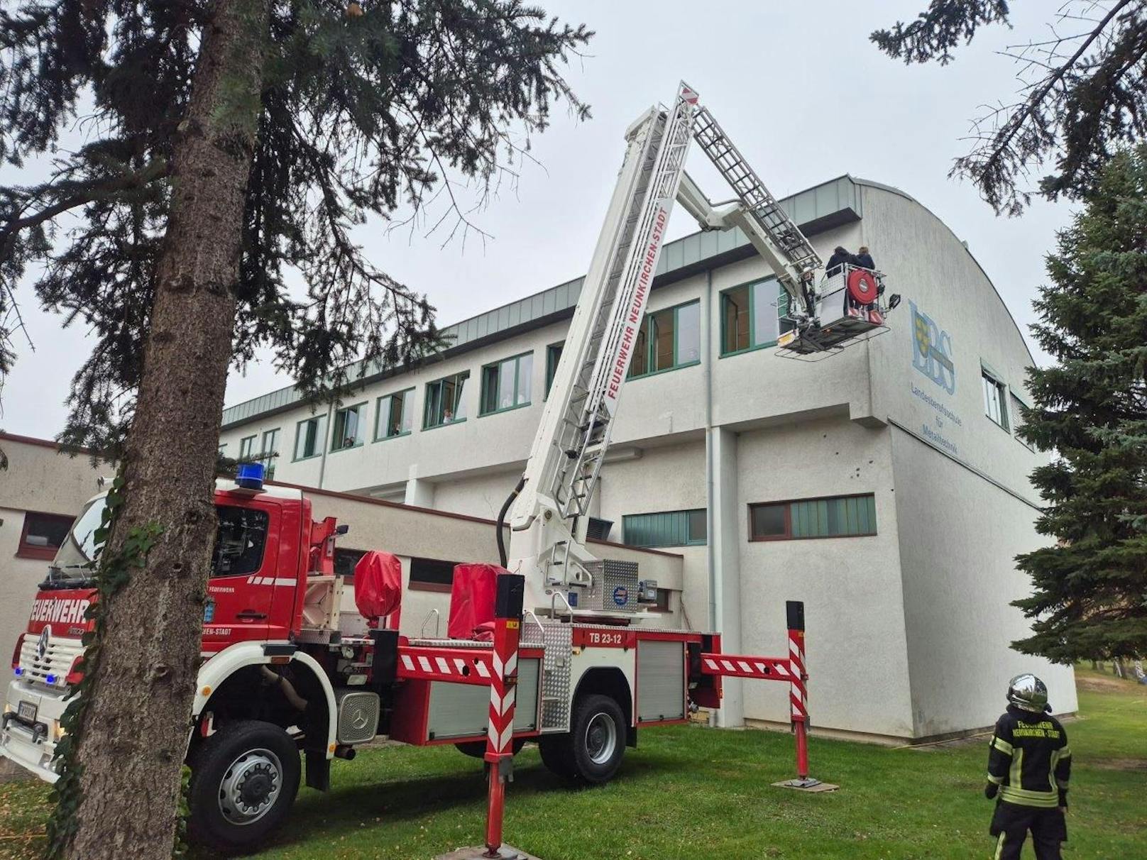 Großeinsatz nach Säureaustritt in Schule in Neunkirchen