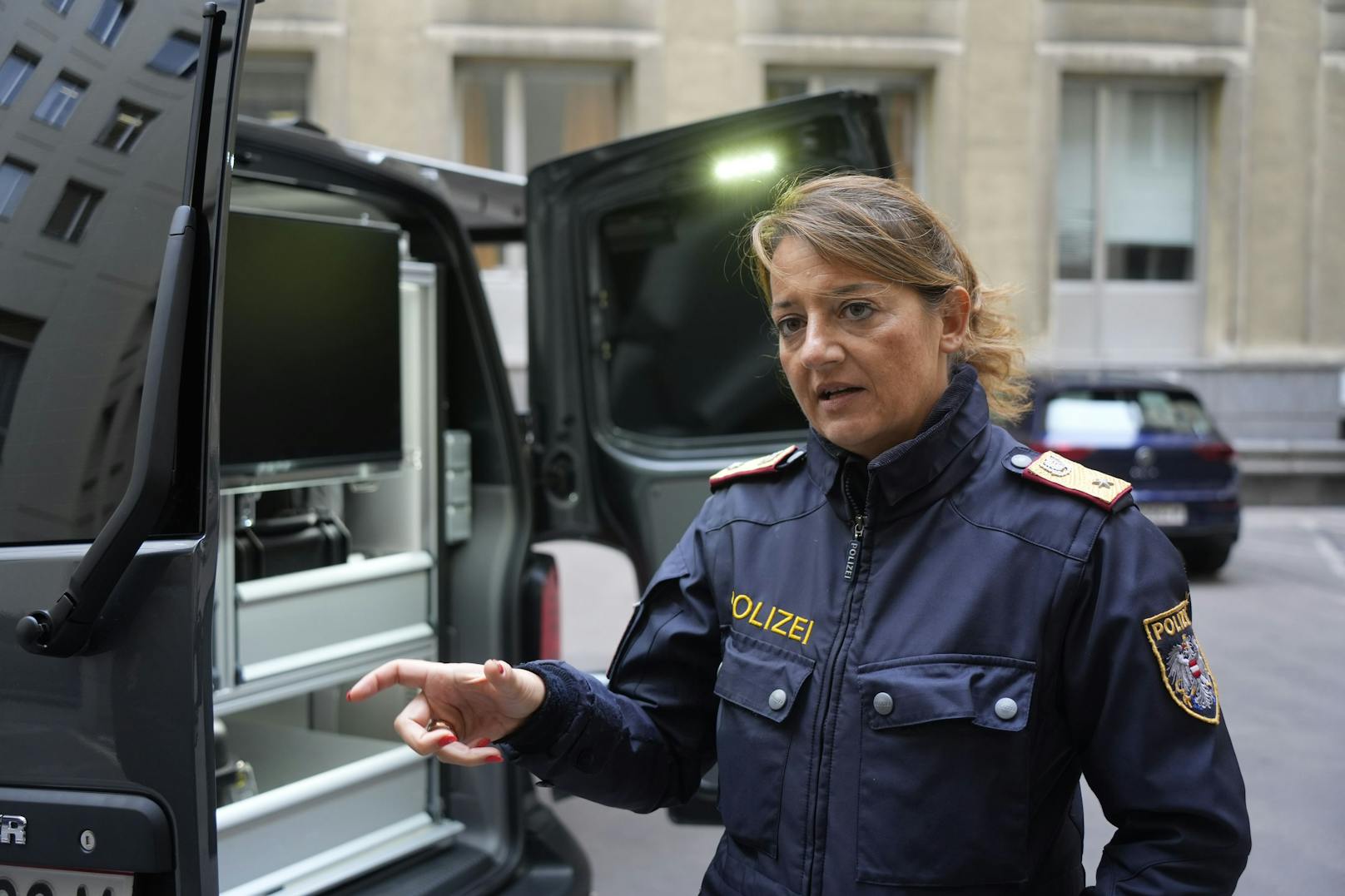 Abteilungsleiterin Xenia Zauner erklärt die Ausrüstung des Drohnen-Teams und deren Einsatzmöglichkeiten.