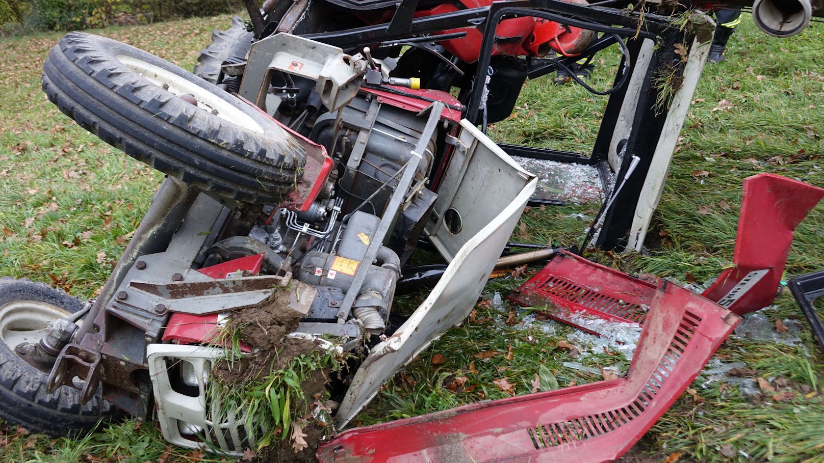 Nachdem er mit seinem Traktor Abstürzte, kämpft sich der Mann schwer verletzt zur Bundesstraße