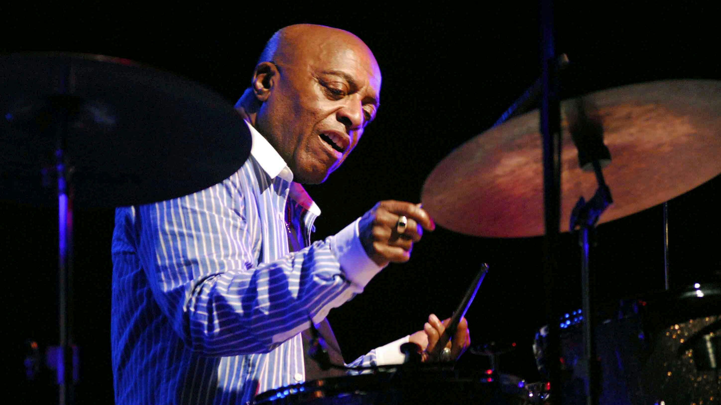 Download von www.picturedesk.com am 13.11.2024 (16:06).  epa01806686 A handout picture made available by 'Jazz en la Costa' on 25 July 2009 shows US drummer Roy Haynes perfoming on stage during the last day of the 22nd 'Jazz en la Costa' festival in El Majuelo park, Almunecar, Granada, southern Spain, 25 July 2009.  EPA/JAZZ EN LA COSTA / HANDOUT EDITORIAL USE ONLY - 20090726_PD0165 - Rechteinfo: Rights Managed (RM) Nur für redaktionelle Nutzung!