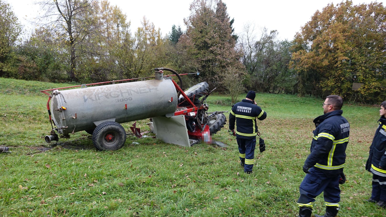 Nachdem er mit seinem Traktor Abstürzte, kämpft sich der Mann schwer verletzt zur Bundesstraße