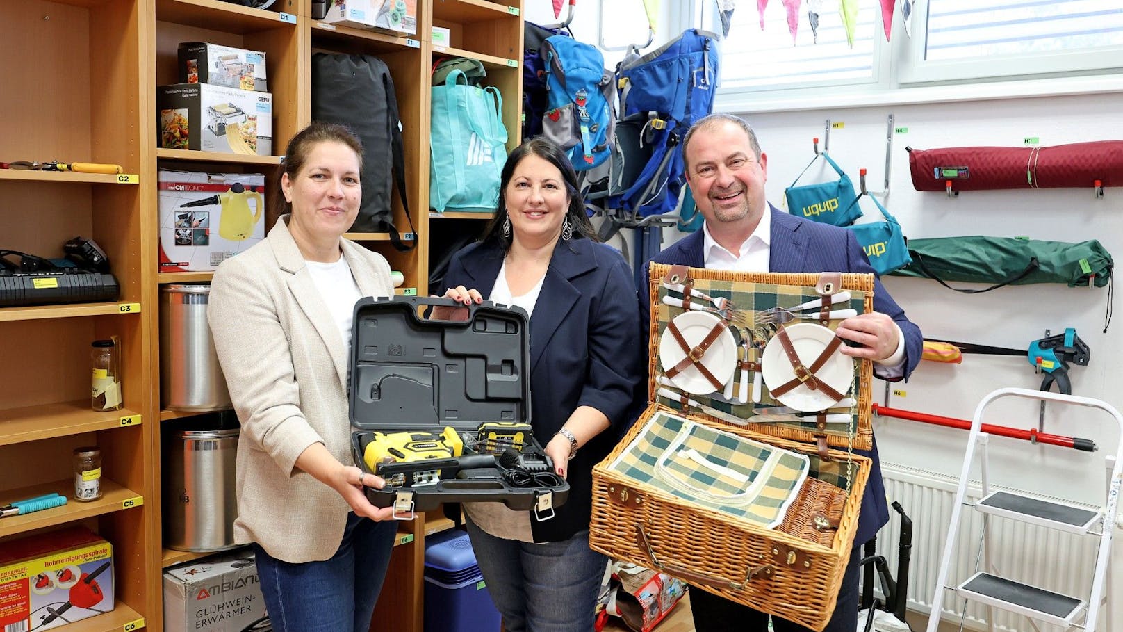 (v.l.n.r.) Bezirksvorsteherin Brigittenau Christine Dubravac-Widholm, Vizebürgermeisterin und Wohnbaustadträtin Kathrin Gaál und Bezirksvorsteher Leopoldstadt Alexander Nikolai in der "Bibliothek der Dinge".