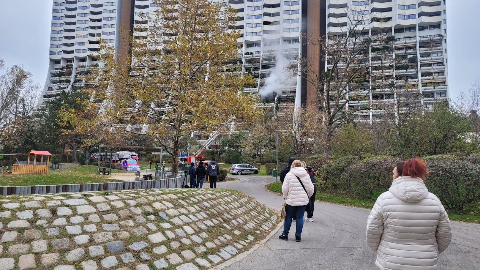 Feuer in Wien-Liesing! Eine Person wurde verletzt.