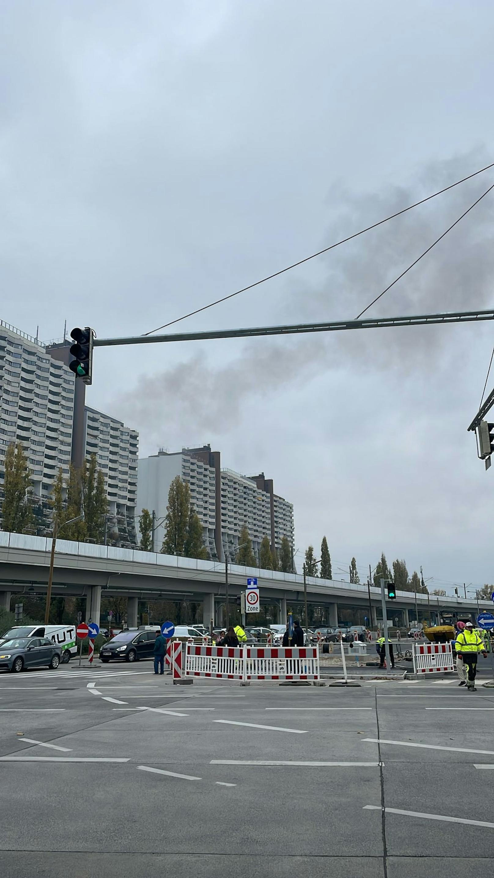 Feuer in Wien-Liesing! Eine Person wurde verletzt.