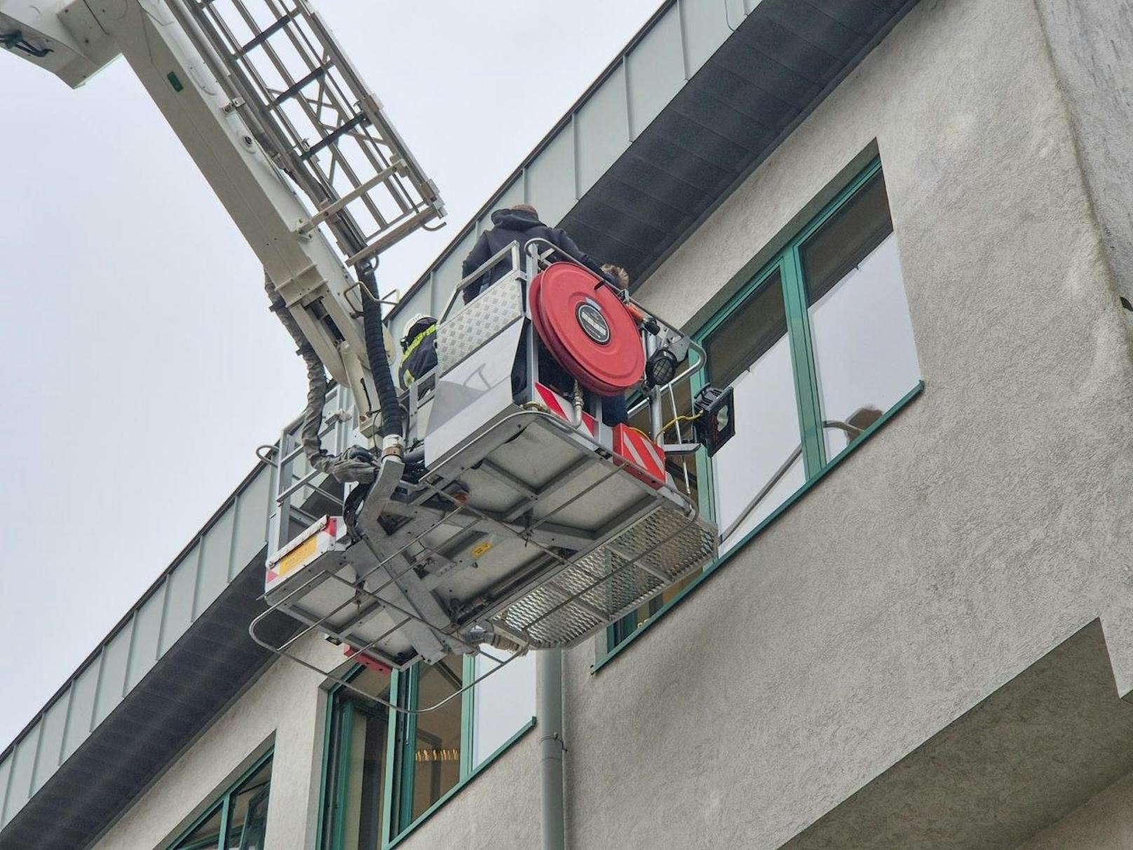 Großeinsatz nach Säureaustritt in Schule in Neunkirchen