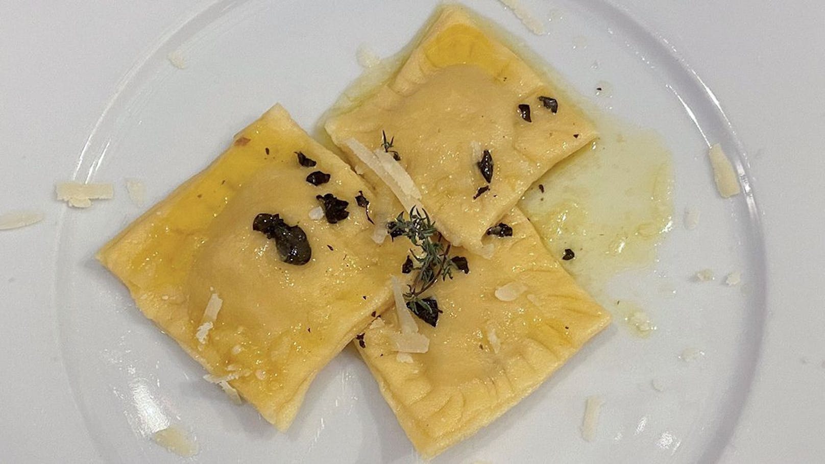 Steinpilzravioli in Oreganobutter mit Parmesan