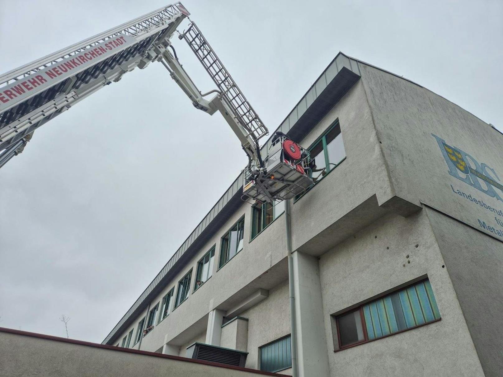 Großeinsatz nach Säureaustritt in Schule in Neunkirchen