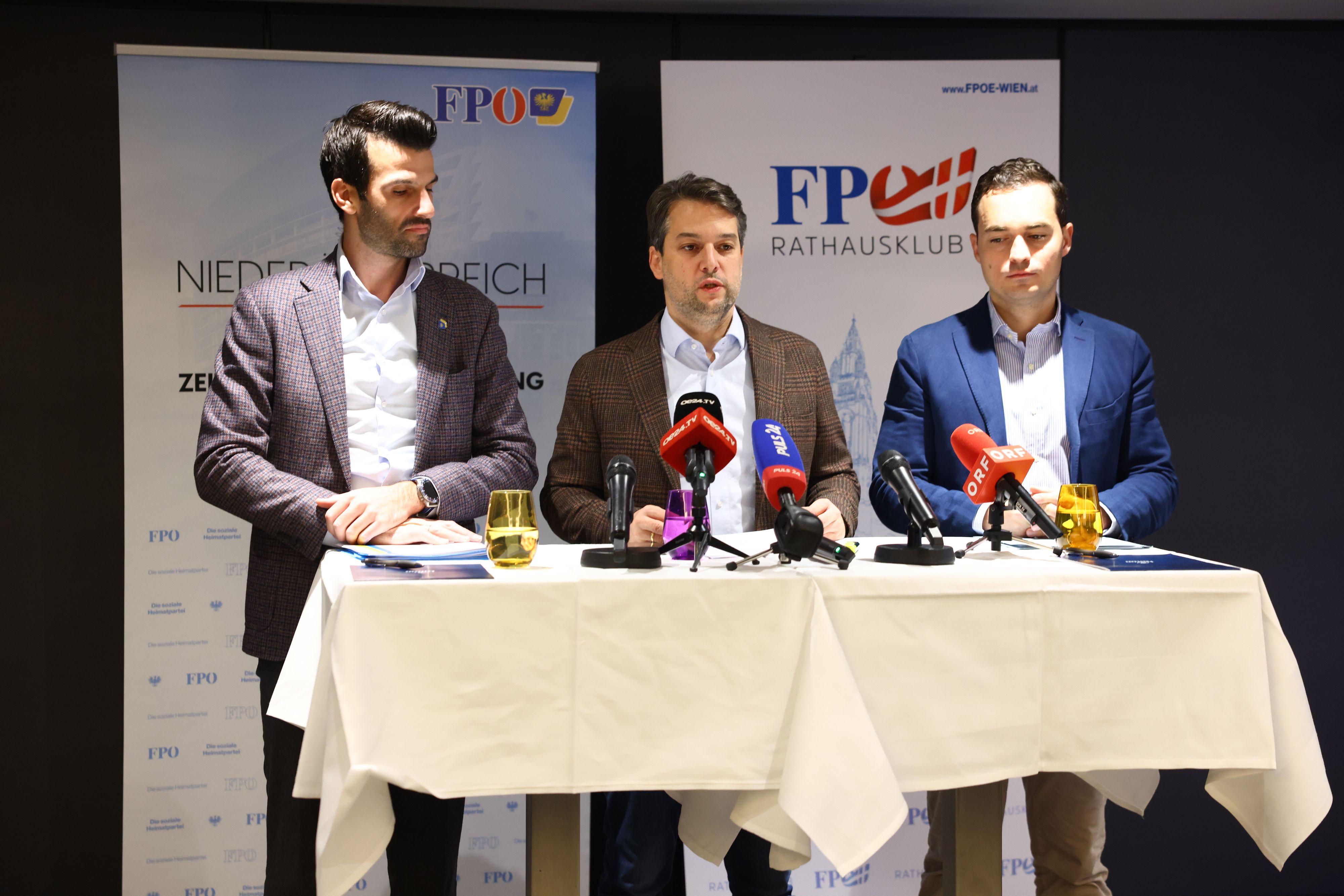Udo Landbauer, Dominik Nepp und Maximilian Krauss bei der FPÖ-Pressekonferenz in Wien.