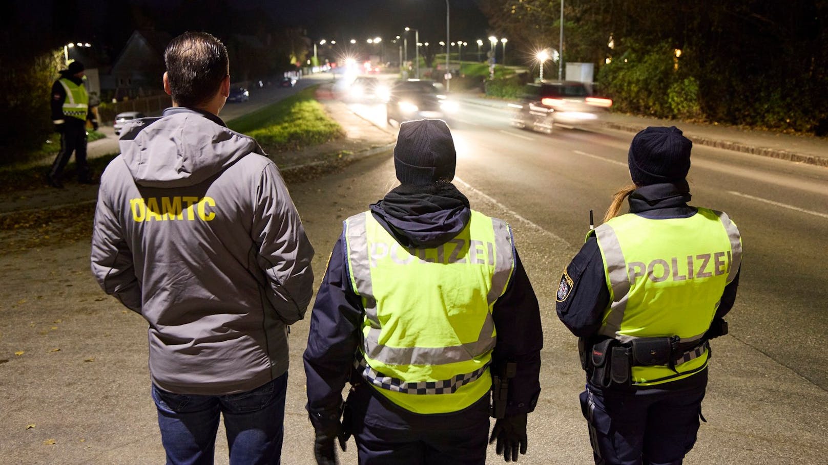 Mit der Aktion wollen Öamtc und Polizei Fahrer aufmerksam machen, ihre Scheinwerfer zu überprüfen.