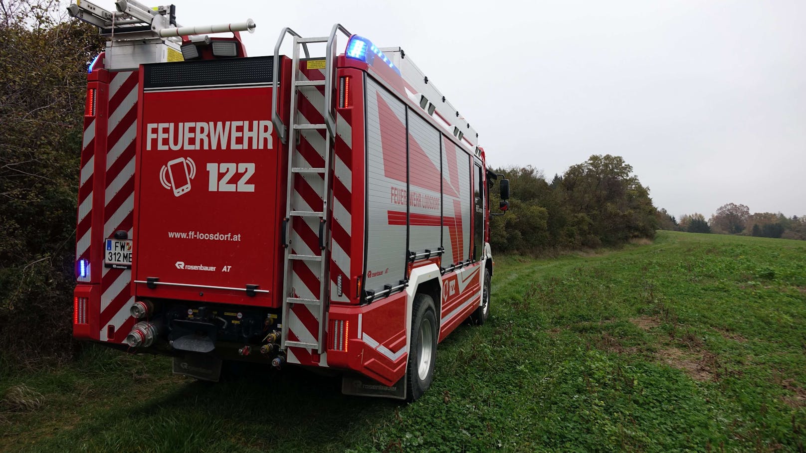 Nachdem er mit seinem Traktor Abstürzte, kämpft sich der Mann schwer verletzt zur Bundesstraße