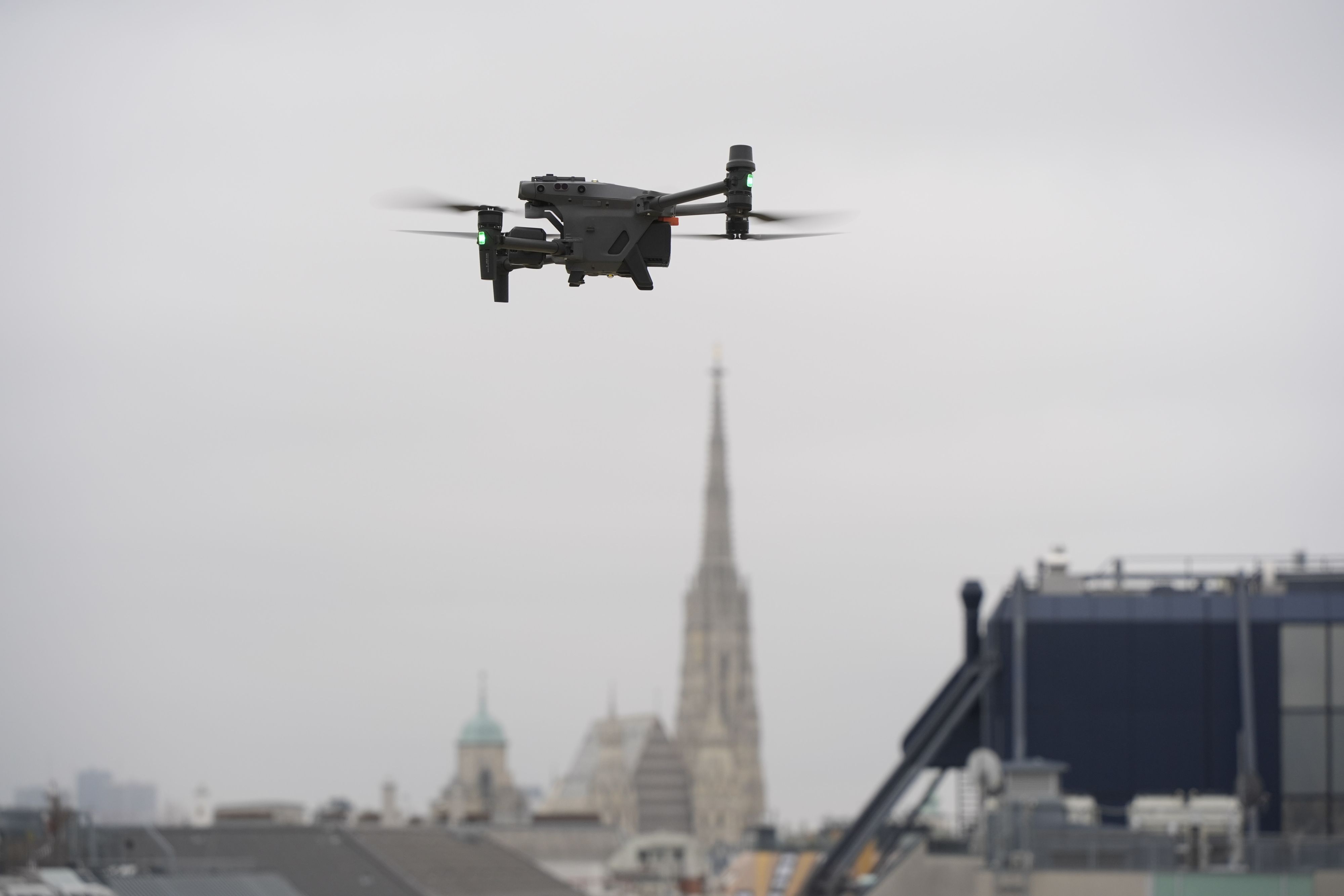 Drohne über den Dächern Wiens mit dem Stephansdom im Hintergrund – ideale Übersicht für Polizeieinsätze.