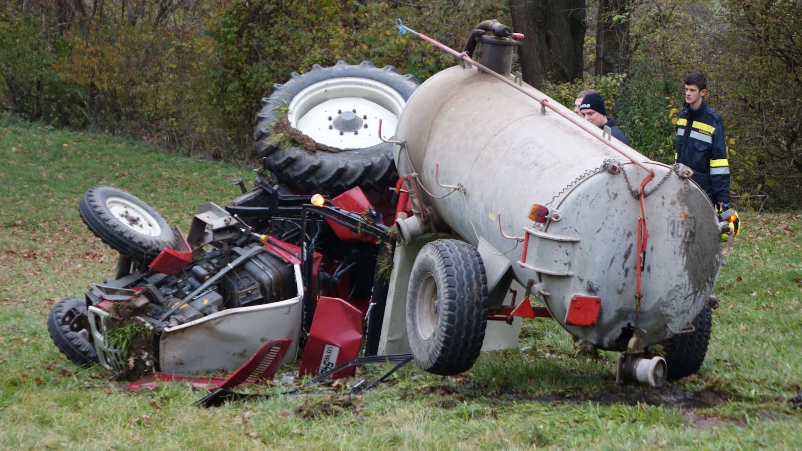 Nachdem er mit seinem Traktor Abstürzte, kämpft sich der Mann schwer verletzt zur Bundesstraße