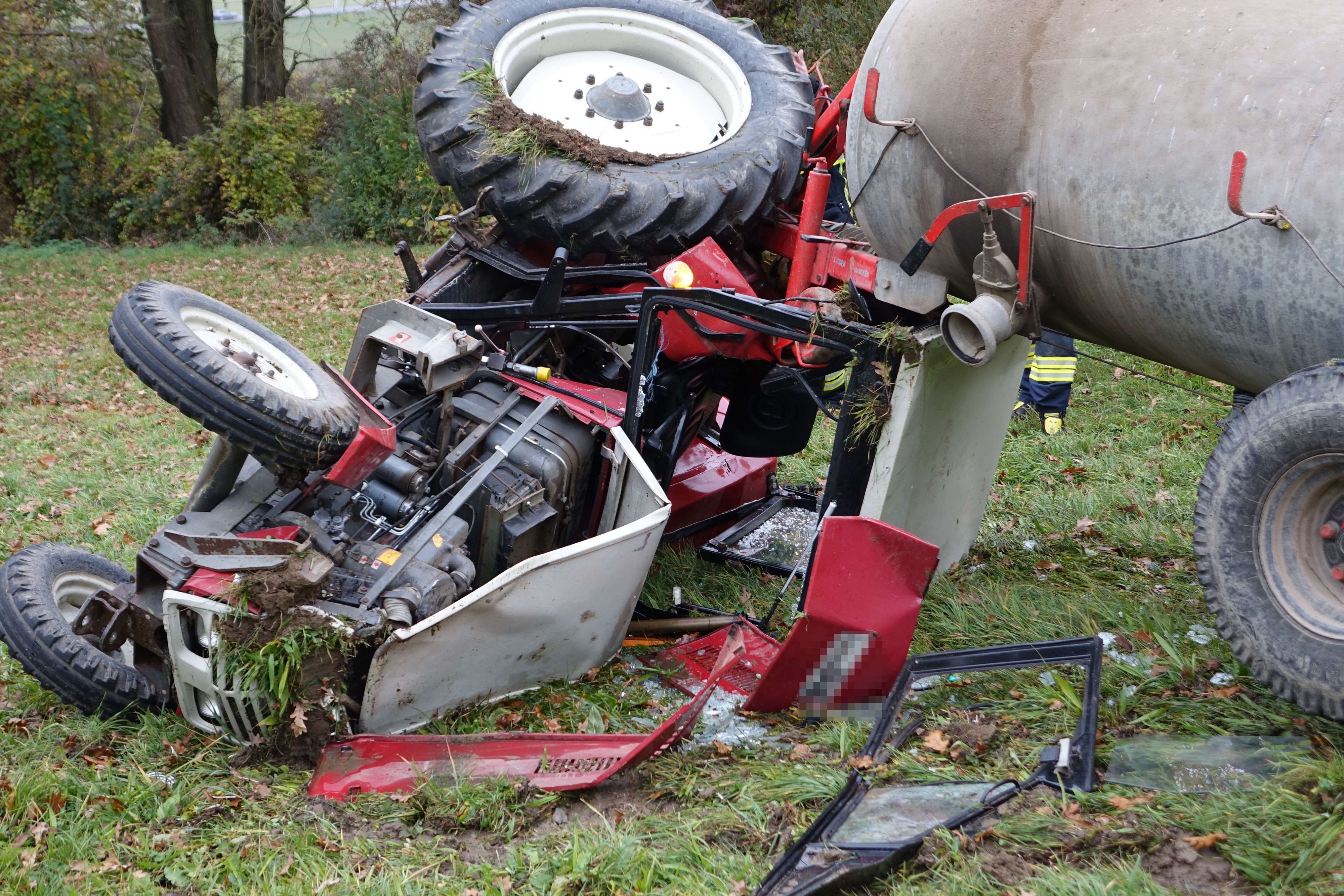 Nachdem er mit seinem Traktor umkippte, kämpft sich der Mann aus dem Wrack (Sujetbild).