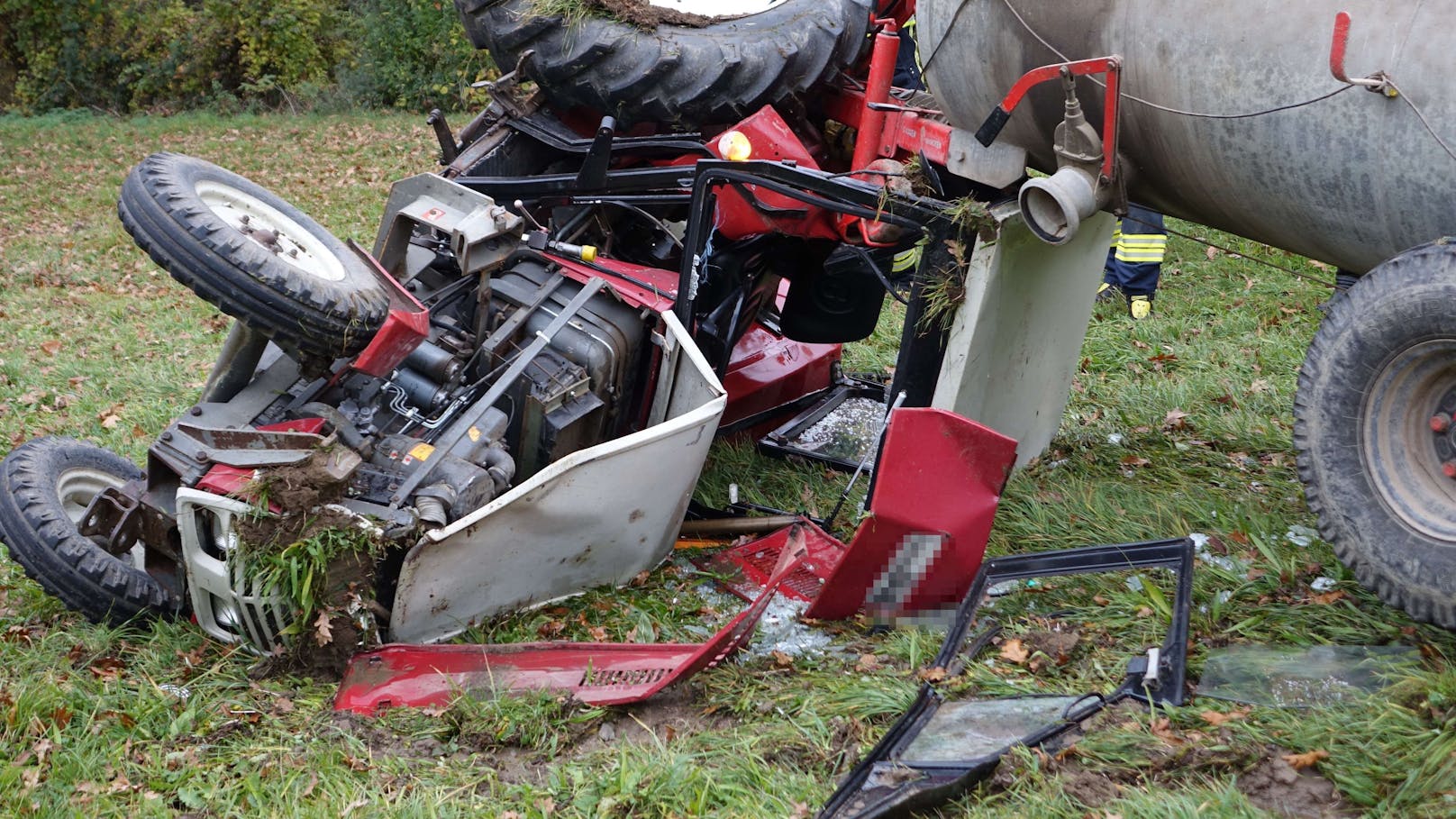 Nachdem er mit seinem Traktor Abstürzte, kämpft sich der Mann schwer verletzt zur Bundesstraße