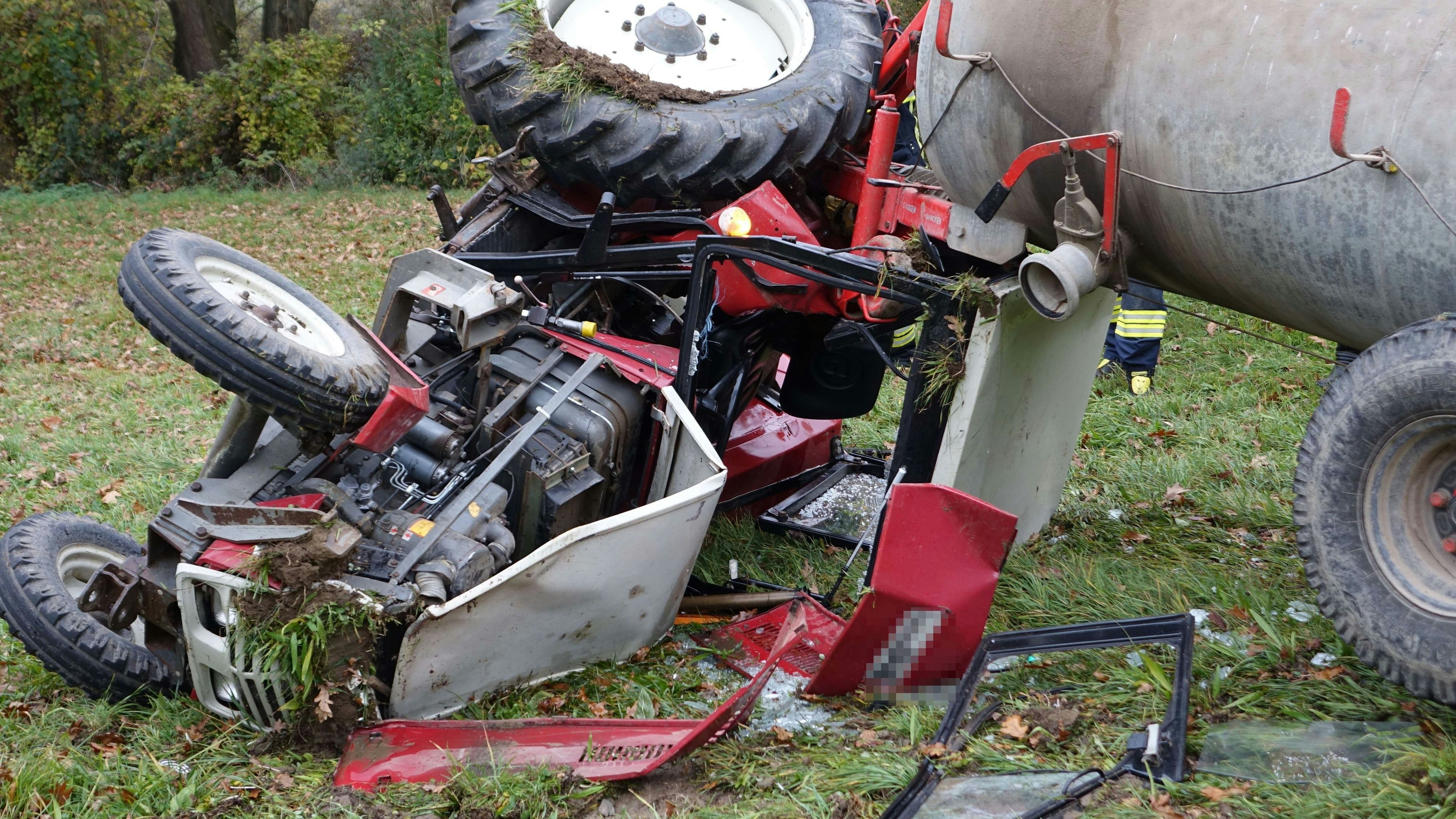 Nachdem er mit seinem Traktor Abstürzte, kämpft sich der Mann schwer verletzt zur Bundesstraße