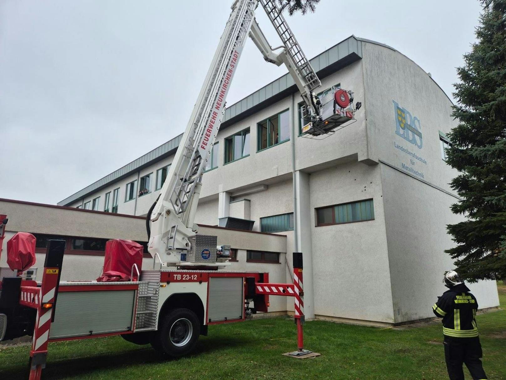 Großeinsatz nach Säureaustritt in Schule in Neunkirchen