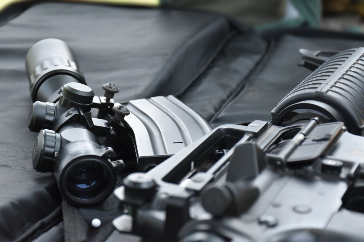 Das Trio feuerte mit einem Airsoft-Gewehr auf mindestens zwei Personen. (Symbolbild)