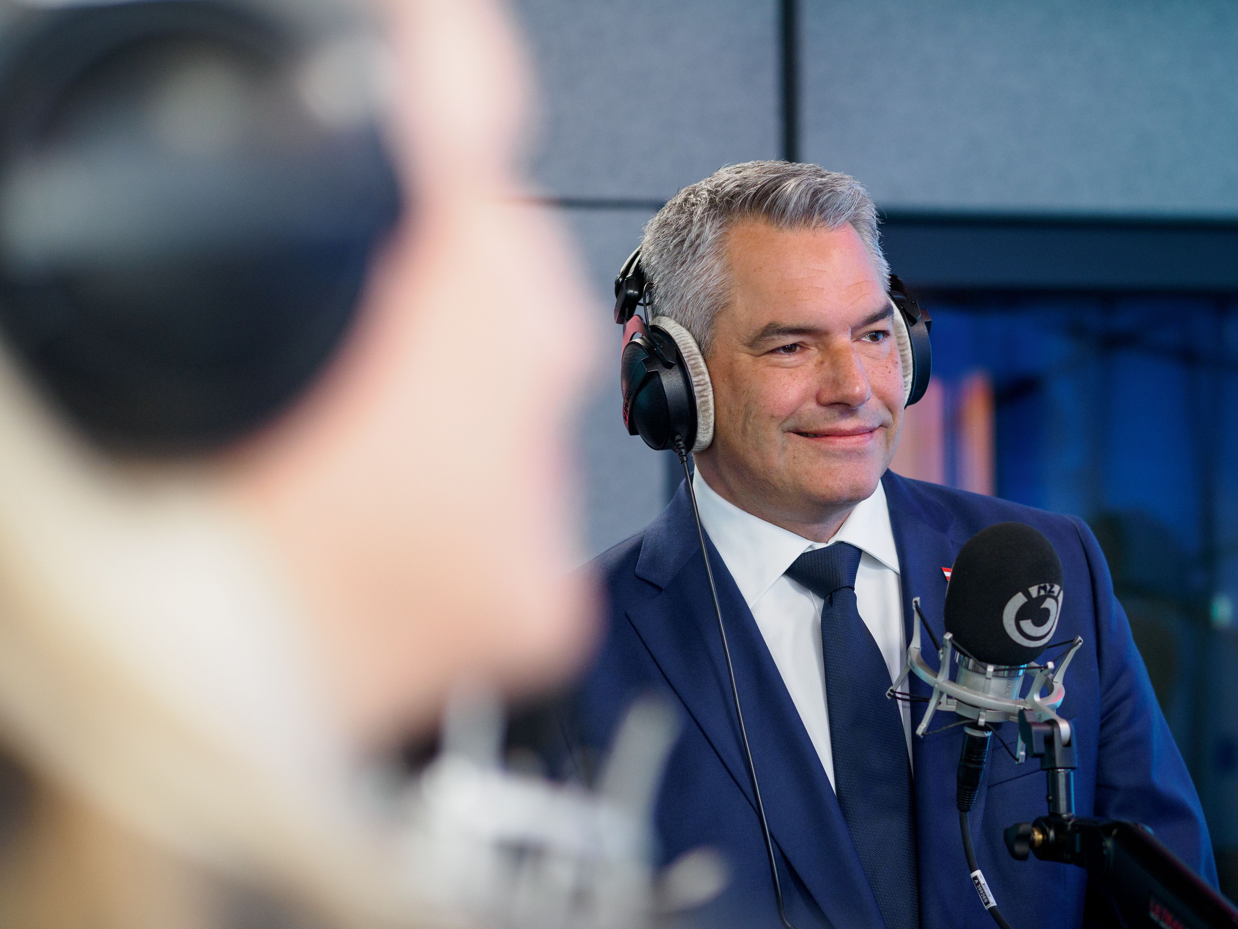 Kanzler Karl Nehammer stellt die von Vitali Klitschko signierten Boxhandschuhe für die Versteigerung bei 