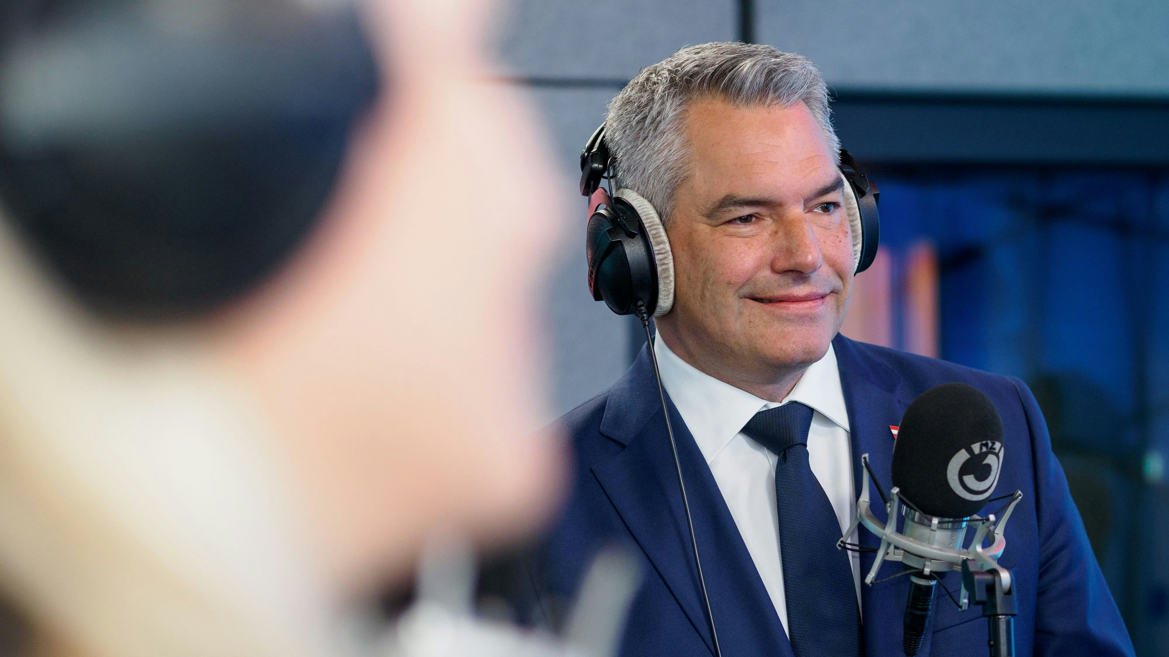 Kanzler Karl Nehammer stellt die von Vitali Klitschko signierten Boxhandschuhe für die Versteigerung bei "Licht ins Dunkel" zur Verfügung. 