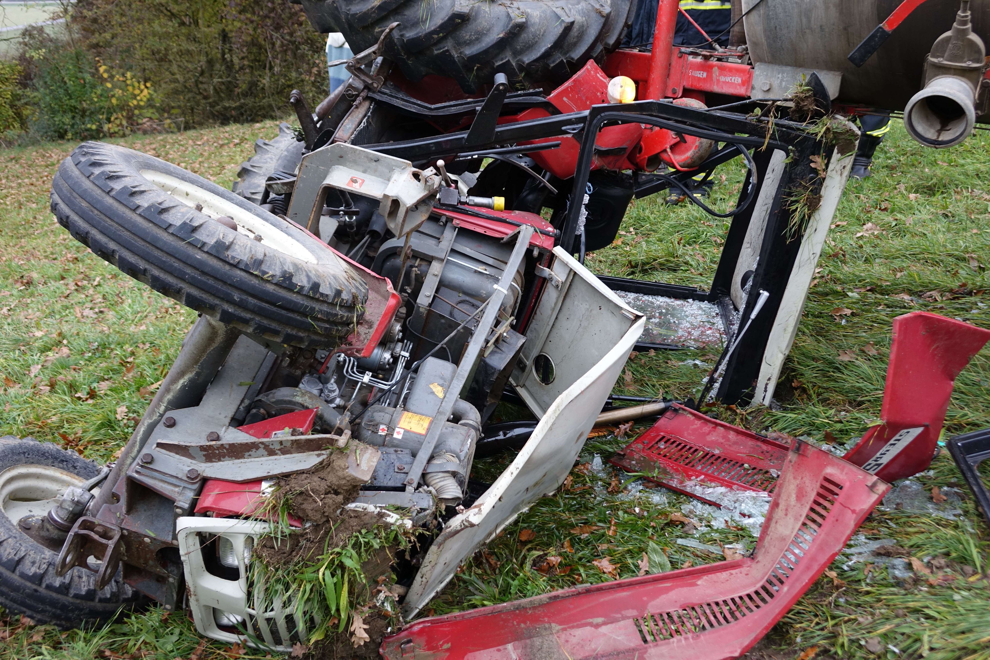 Nachdem er mit seinem Traktor Abstürzte, kämpft sich der Mann schwer verletzt zur Bundesstraße