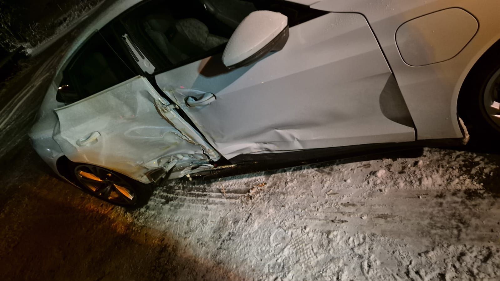 Der Audi E Tron GT wurde rundherum schwerst beschädigt.