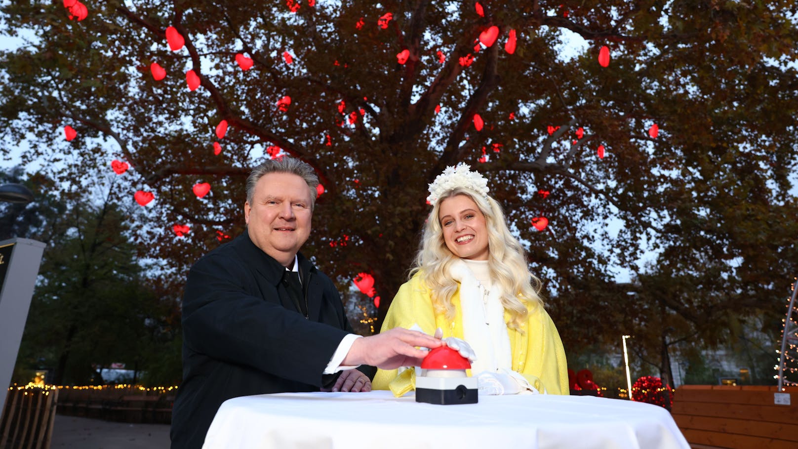 Jetzt fliegen rote Herzen über den Rathausplatz