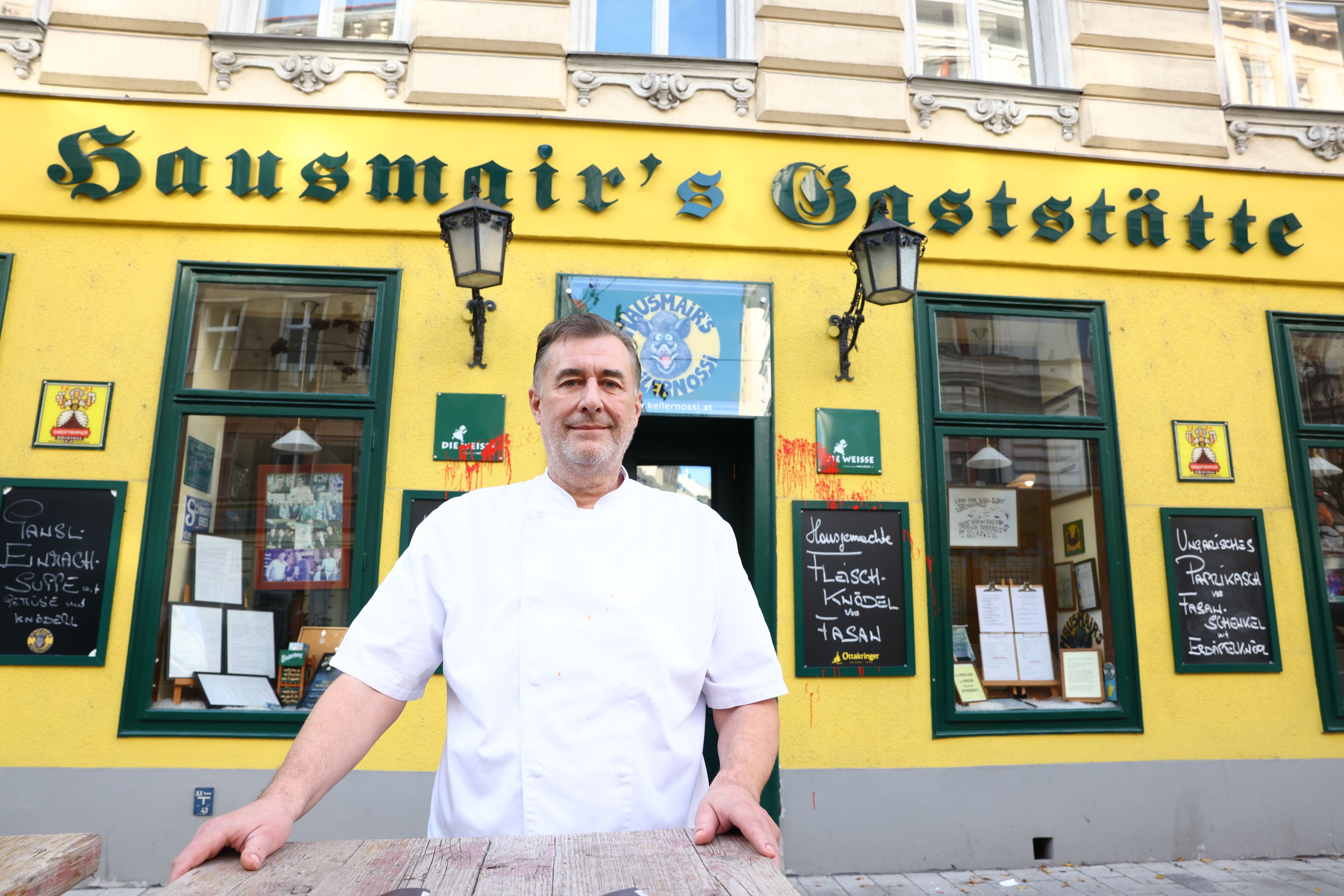 Für Wirt Herbert Hausmair ist das Lokal nicht nur ein Arbeitsplatz, sondern eine Herzensangelegenheit.