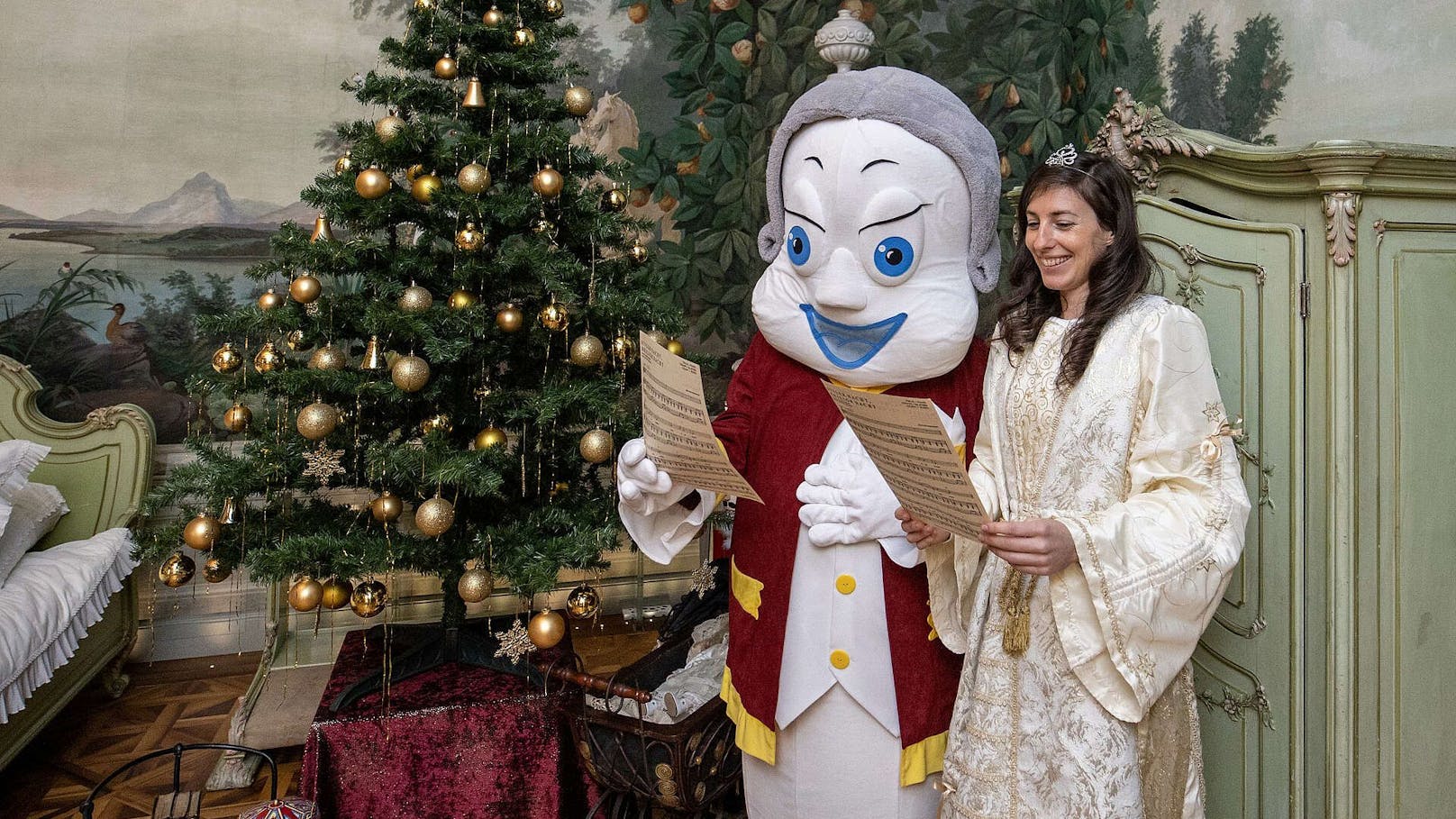 Christkind verzaubert Kinder im Schloss Schönbrunn