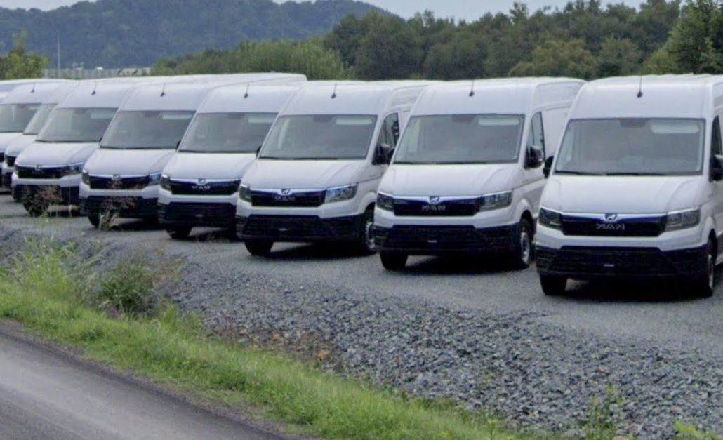 Auf diesem Parkplatz wurden zahlreiche Autoreifen aufgeschlitzt.