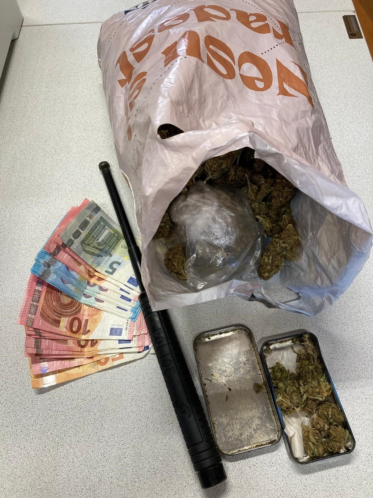 Im Rucksack des Verdächtigen wurden Bargeld, eine illegale Waffe und große Mengen Cannabis gefunden.