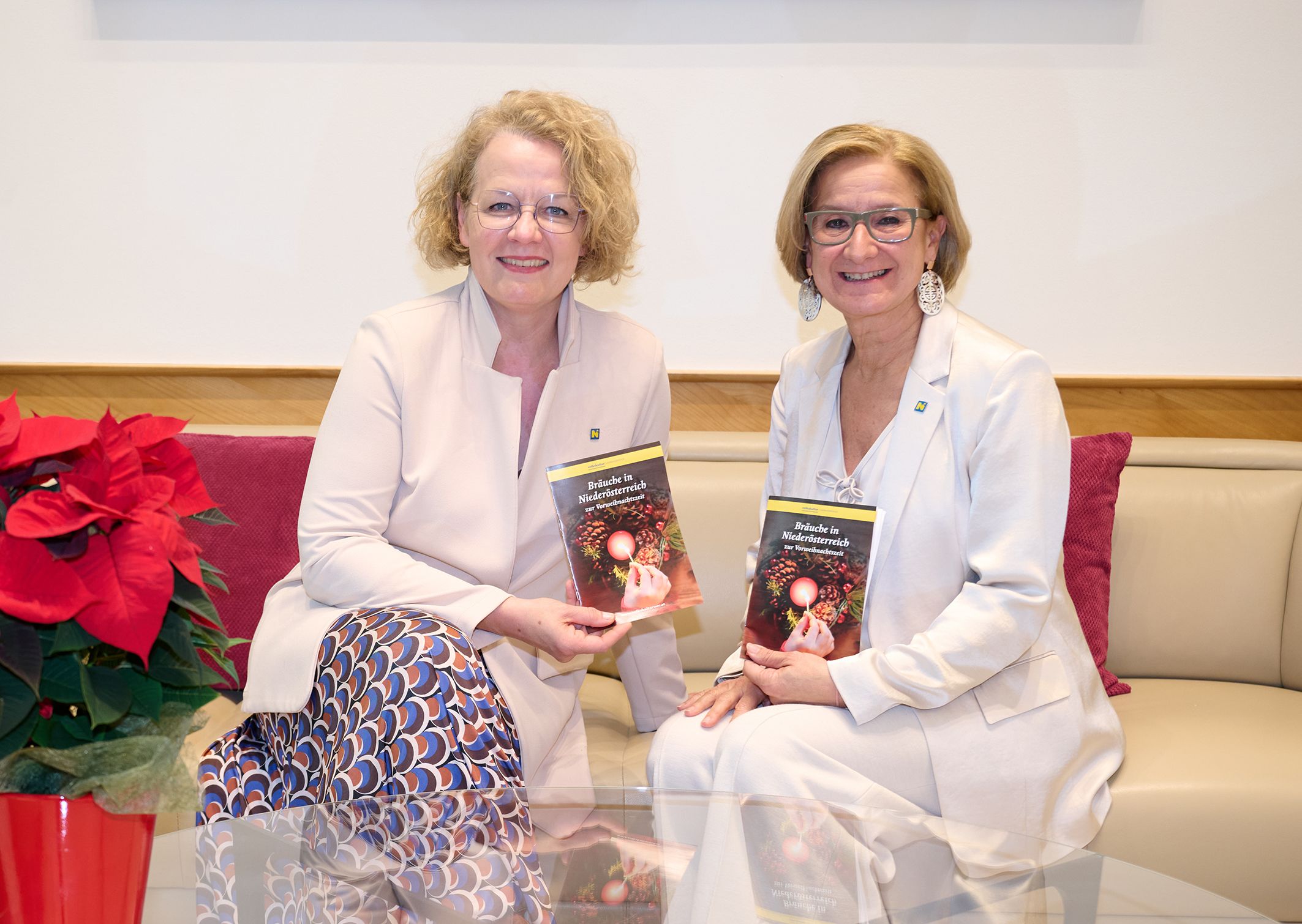 Landeshauptfrau Johanna Mikl-Leitner (r.) und Landesrätin Christiane Teschl-Hofmeister mit der neuen Broschüre „Bräuche in Niederösterreich zur Vorweihnachtszeit“