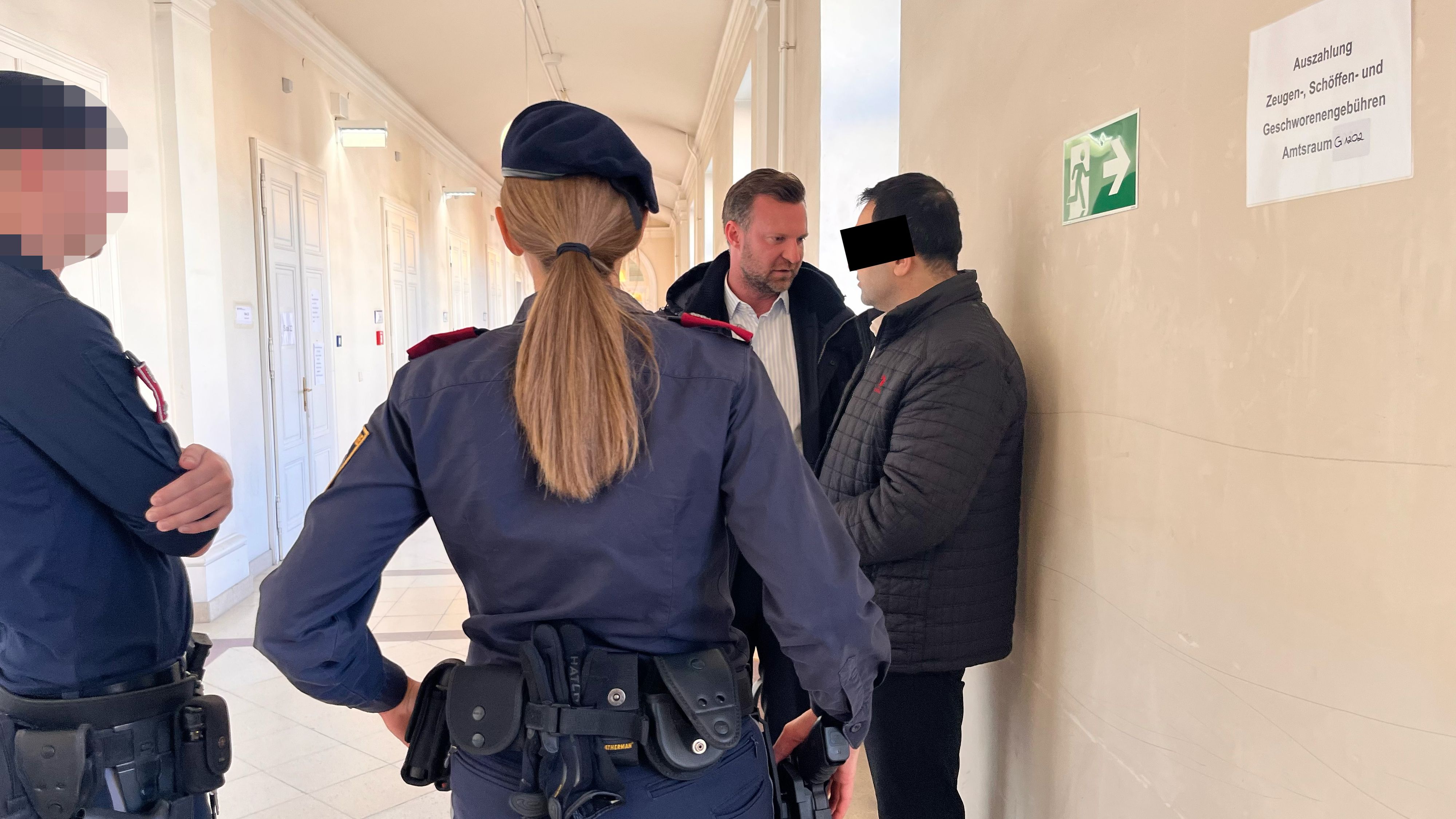 Der Helfer der falschen Polizisten (r.) wurde von echten Polizisten geschnappt – Star-Anwalt Philipp Wolm konnte seine Haftstrafe verringern.