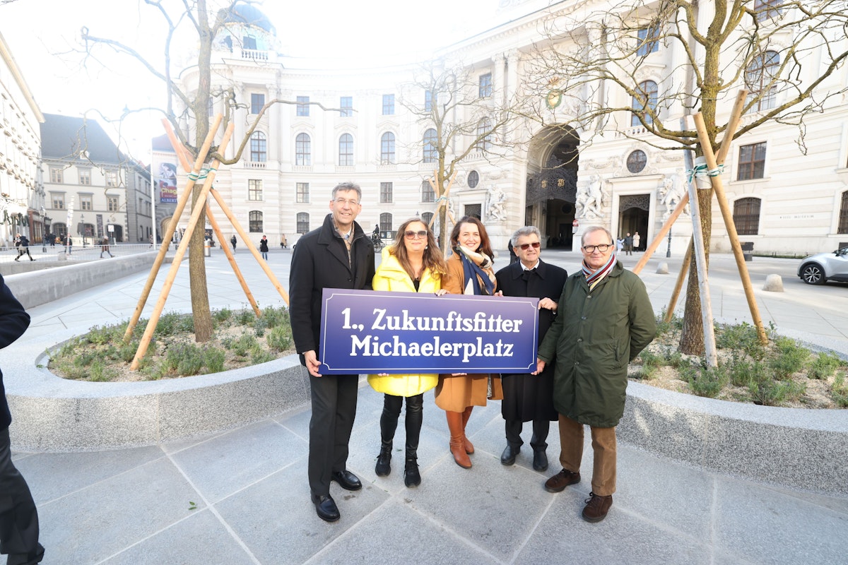 Bezirksvorsteher Markus Figl, Planungsstadträtin Ulli Sima, NEOS Wien Stadtplanungssprecherin Selma Arapovic, Pater Erhard Rauch und Architekt Paul Katzberger freuen sich über die gelungene Umgestaltung