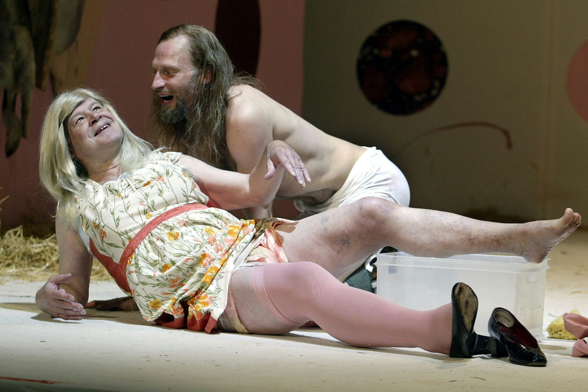 Joachim Meyerhoff als Messias und Roland Kenda in" Wir wollen den Messias jetzt oder die Beschleunigte Familie" von Franzobel 2005 im Akademietheater