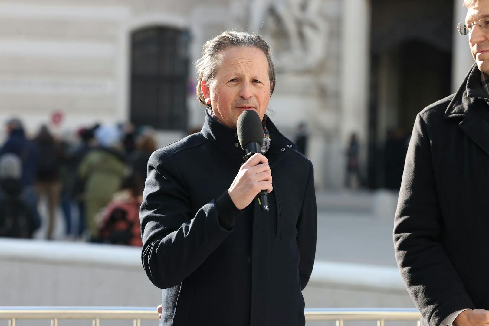 Wolfgang Salcher, Landeskonservator für Wien im Bundesdenkmalamt erklärt den Fokus auf den historischen Charakter des Platzes.