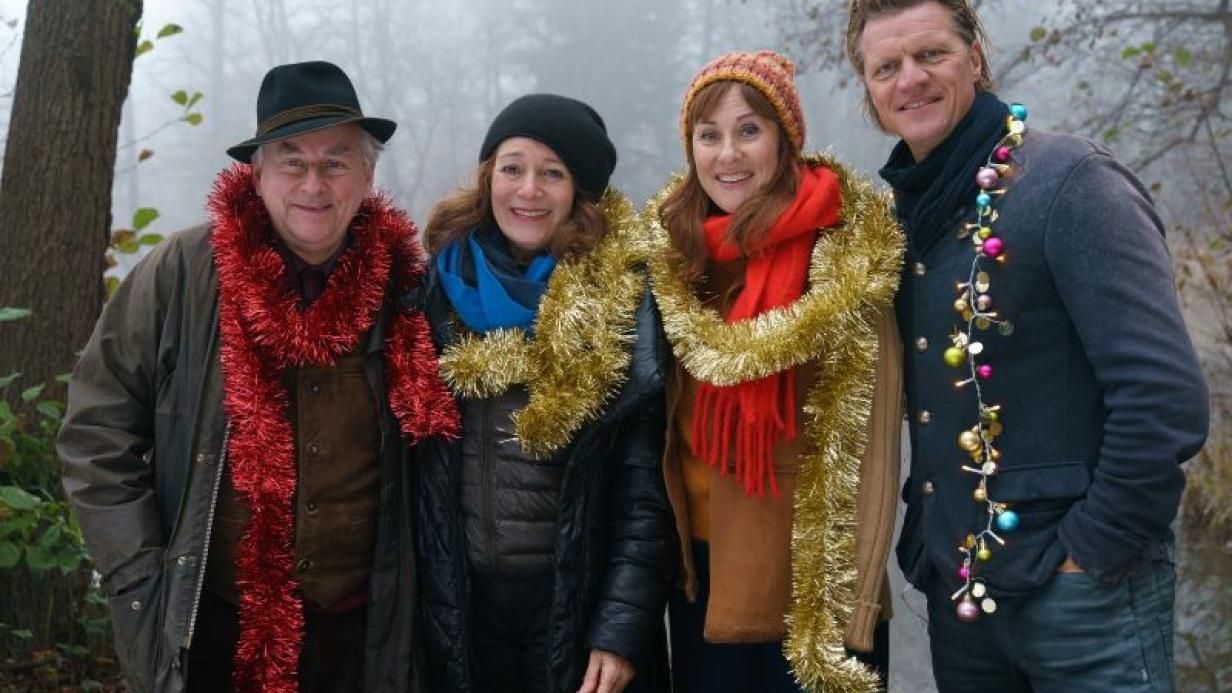 (v.l.) Johannes Silberschneider, Claudia Jüptner-Jonstorff (Regie), Marlene Morreis und Gery Seidl beim Dreh von 
