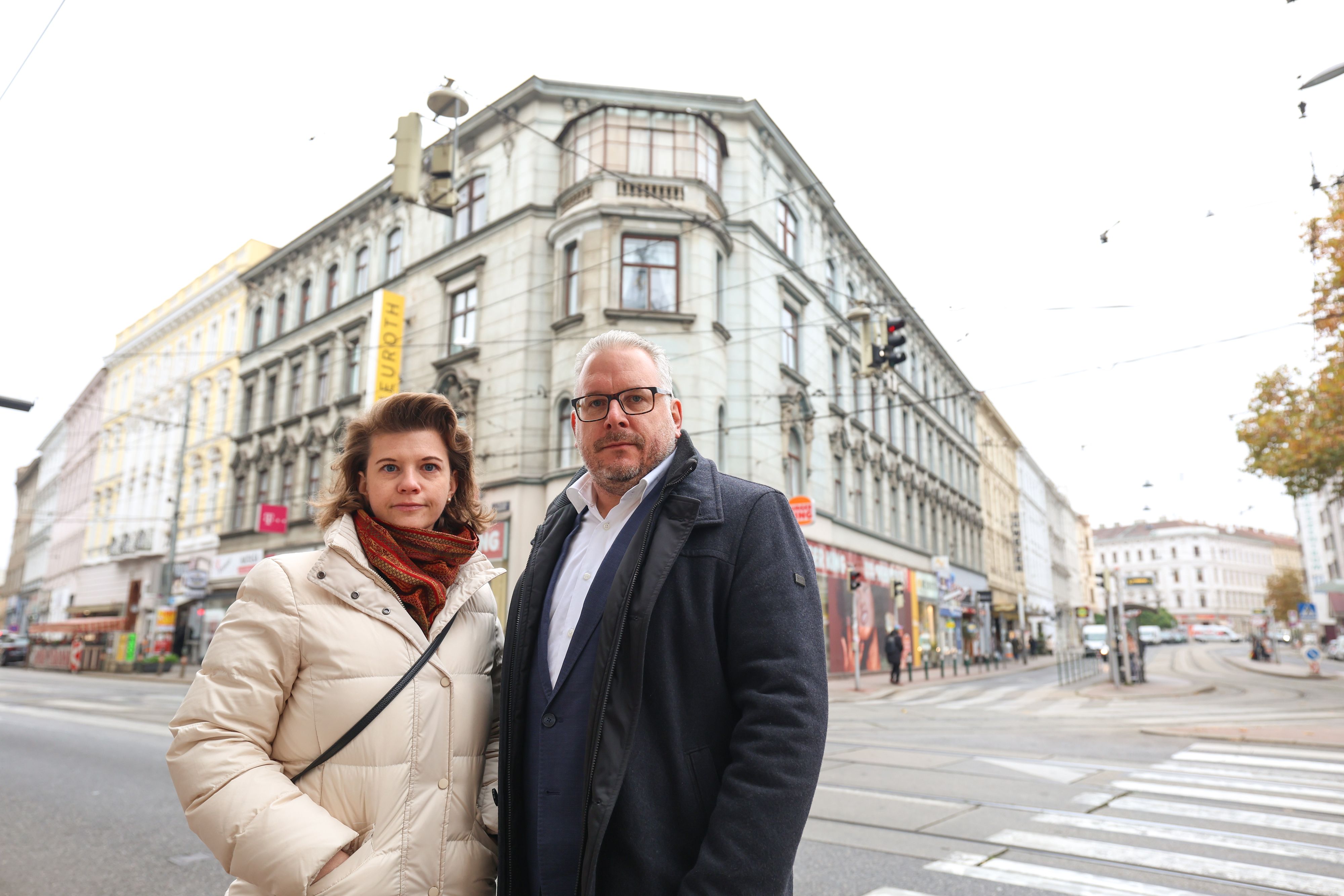 Gründerzeithaus fällt für U5-Bau – Wiener VP-Gemeinderäte protestieren. V.l..: Elisabeth Olischar, Peter Sittler