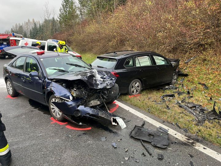 Die beiden Fahrzeuglenker erlitten bei dem Unfall schwere Verletzungen. 