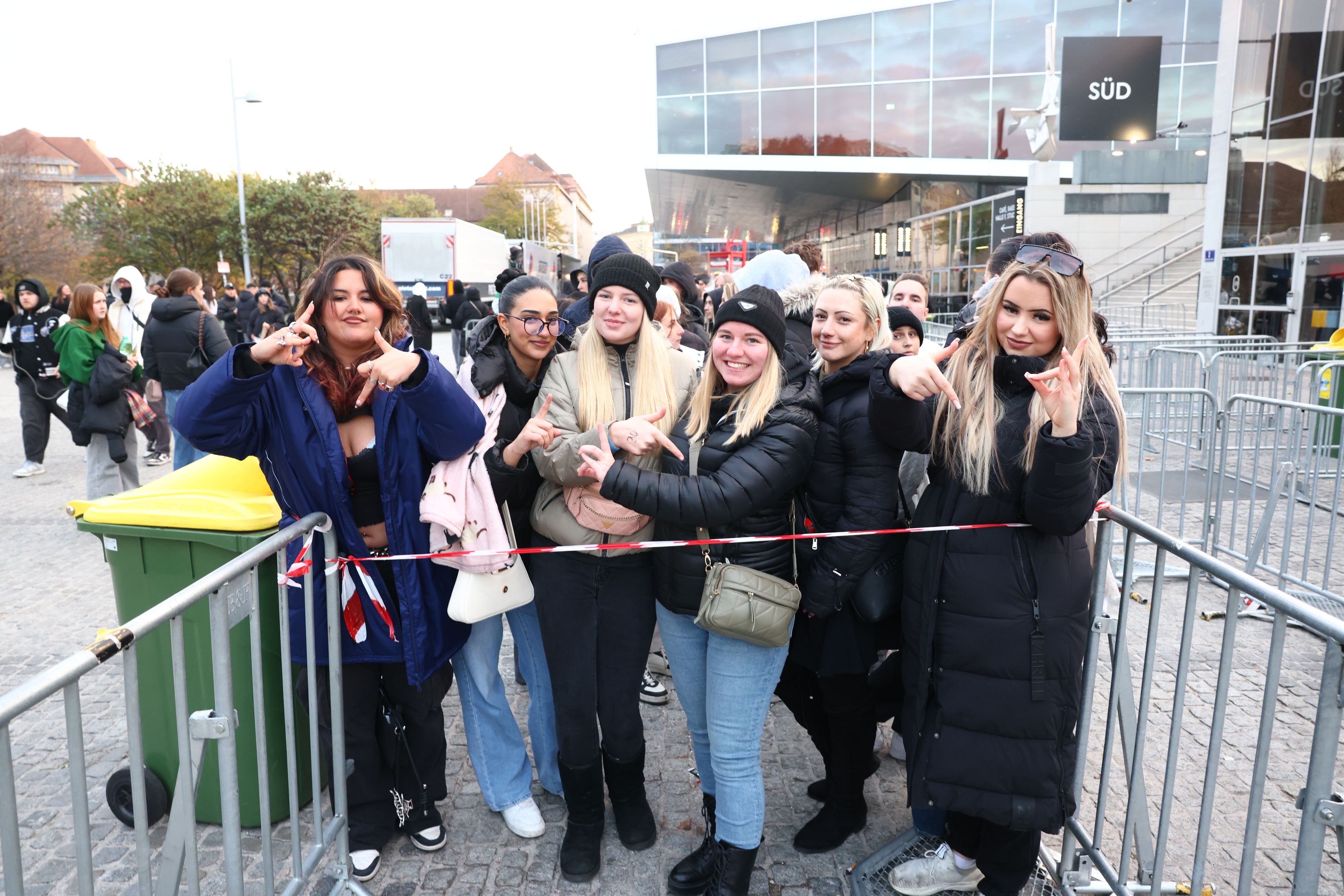 Seit 12.00 Uhr warten Anna, Jasmin, Lena, Emily, Sarah und Melo schon vor der Stadthalle.