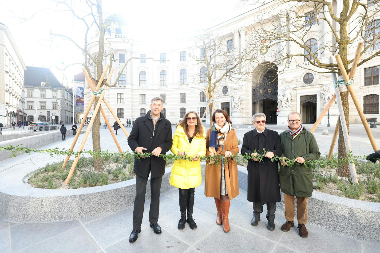 Bezirksvorsteher Markus Figl, Planungsstadträtin Ulli Sima, NEOS Wien Stadtplanungssprecherin Selma Arapovic, Pater Erhard Rauch und Architekt Paul Katzberger eröffnen den neuen Michaelerplatz.