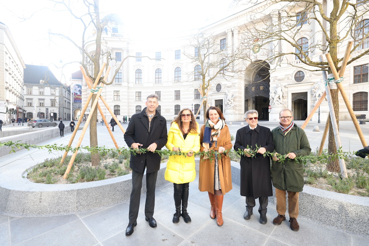 Bezirksvorsteher Markus Figl, Planungsstadträtin Ulli Sima, NEOS Wien Stadtplanungssprecherin Selma Arapovic, Pater Erhard Rauch und Architekt Paul Katzberger vor dem neu gestalteten Michaelerplatz.